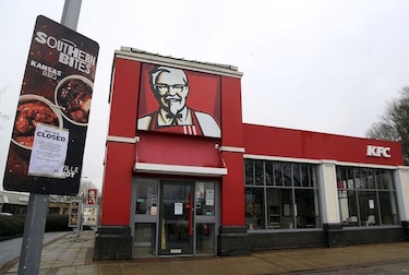 KFC cierra restaurantes en Gran Bretaña por falta de pollo