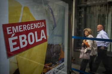 Estados Unidos ordena examinar a los viajeros debido al ébola