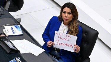 ‘Ha muerto la democracia’: las reacciones a la polémica reforma en El Salvador que permitirá la reelección presidencial indefinida