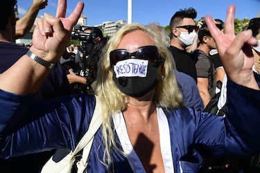 Centenares de personas protestan en Madrid contra las restricciones por el coronavirus