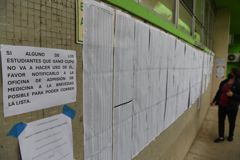 ‘Debe haber un filtro’: ministro de Salud plantea  regular el ingreso a medicina