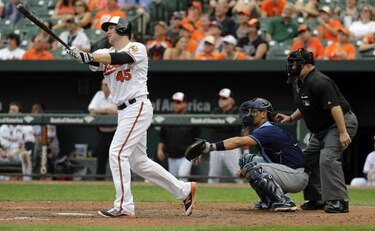 Trumbo y Machado lideran triunfo de los Orioles