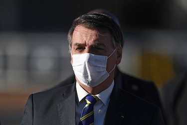 Juez brasileño ordena que Bolsonaro use máscara en lugares públicos