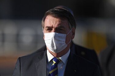Juez brasileño ordena que Bolsonaro use máscara en lugares públicos