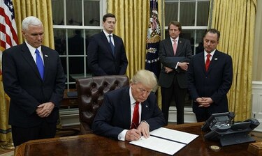 Trump firma decreto contra el sistema de salud Obamacare