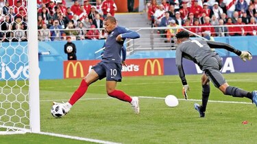 Francia gana, clasifica y elimina a Perú