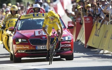 Dumoulin domina la prueba contrarreloj; Froome aumenta ventaja