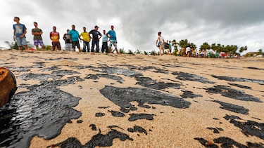 Manchas de petróleo llegan a paradisíacas playas de Brasil