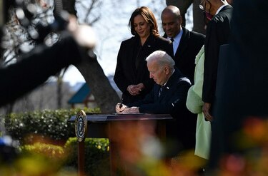 Biden firma una ley para convertir el linchamiento en crimen de odio