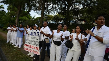 Técnicos de enfermería cumplen ocho días en paro
