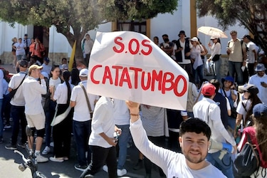 Ascienden a 56 los muertos y a 54 mil los desplazados por violencia en noreste de Colombia