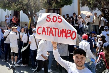 Ascienden a 56 los muertos y a 54 mil los desplazados por violencia en noreste de Colombia