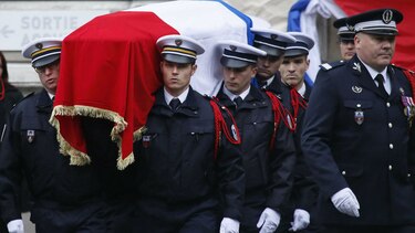 Francia recuerda a agente abatido en ataque a Campos Elíseos