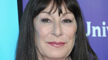 Anjelica Huston apoya prohibir la venta de prendas de piel