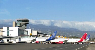 Costa Rica aspira a reapertura gradual de aeropuertos para revivir turismo