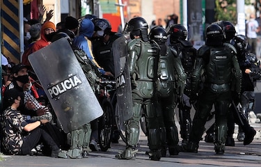 Ordenan captura de agentes por caso de brutalidad policial en Colombia