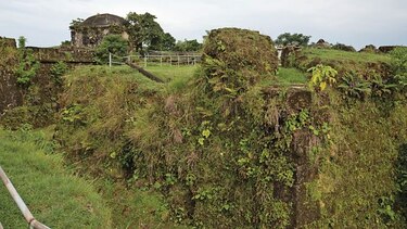 Joyas históricas del Caribe, entre matorrales y aguas residuales