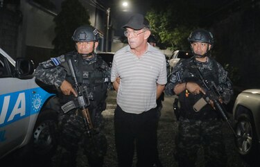 Arrestan a presidente y a gerentes de equipo Alianza por muertes en estadio en El Salvador