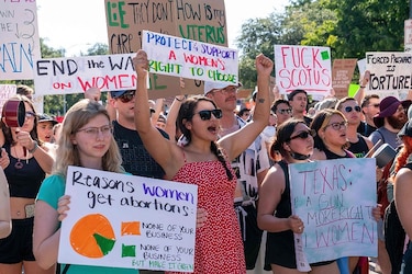 Más de 30 senadores demócratas piden a Biden proteger el acceso al aborto en Estados Unidos