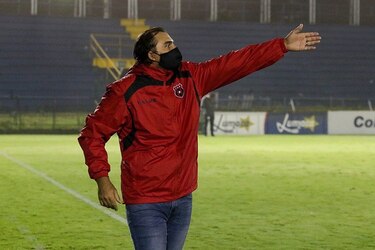 El Alajuelense del panameño Adolfo Machado se llevó la victoria en el regreso del fútbol en Costa Rica
