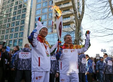 Ban Ki-moon y Bach recorren tramo con antorcha olímpica