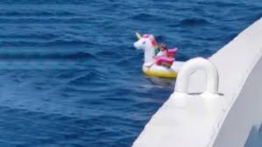 En Grecia, rescatan a una niña de cuatro años tras ser arrastrada al mar en un flotador