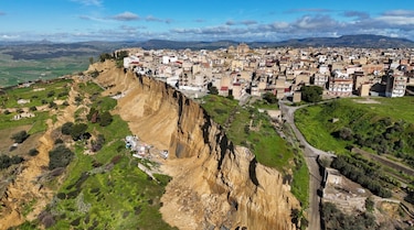 Las impresionantes imágenes del pueblo italiano que quedó al borde de un precipicio tras un enorme deslave