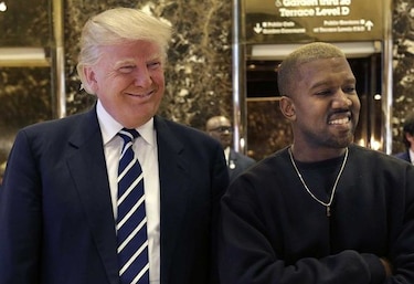 El rapero Kanye West sale del hospital y visita a Donald Trump