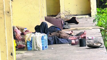Vieja estación férrea, nido de indigentes y alimañas
