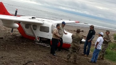 Aeronáutica Civil inspecciona avioneta accidentada en playa de Guararé