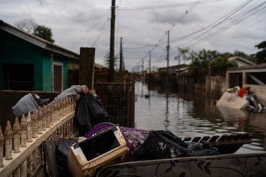 Porto Alegre cumple un mes inundada mientras retira miles de toneladas de basura