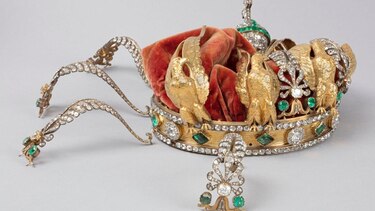 Las fotos que muestran cómo quedó la corona del siglo XIX que se les cayó a los ladrones del museo del Louvre