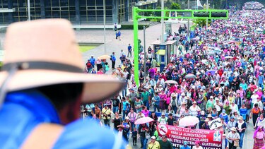 Maestros emplazan a mejorar educación
