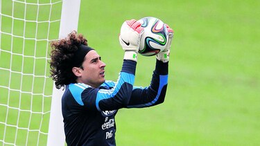 Memo Ochoa ficha con el Lieja de Bélgica