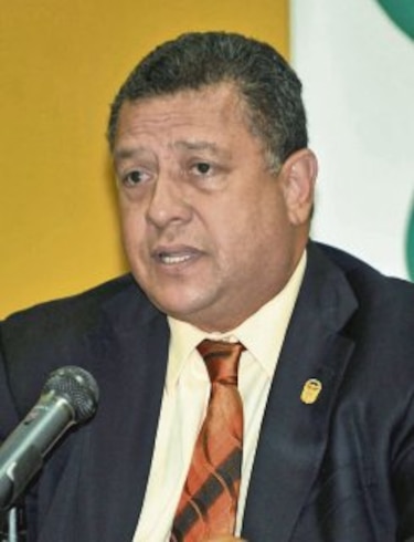 Parientes y socios en la planilla oficial