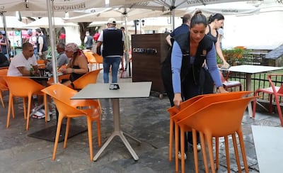 Retiro de mesas y sillas en Casco Antiguo genera respaldo de comerciantes y llamado a prudencia
