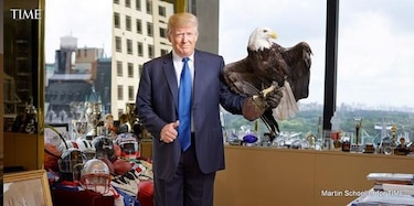 Trump se fotografía para 'Time' con un águila calva, símbolo nacional de EU