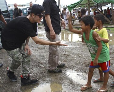 Justin Bieber visita a los sobrervivientes del tifón de Filipinas
