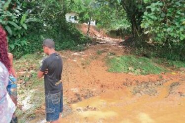 Alud sepulta a niñas y obliga a evacuar cerro