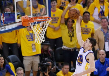 Warriors vencen a Cavaliers y están a un triunfo del título