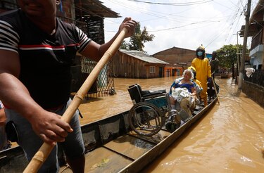 Lluvias no dan tregua en Colombia, se desborda el río Cauca en Cali