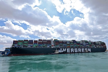 Entre espera y desvío por África, los costos impredecibles del bloqueo del Canal de Suez