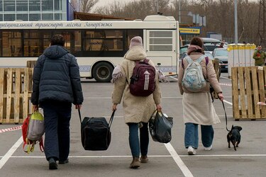 Ucrania guarda silencio sobre ataque en Rusia, residentes huyen de Mariúpol