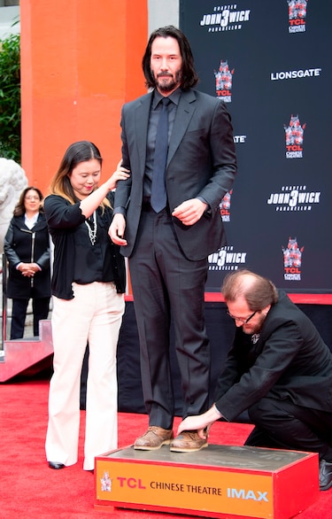 Keanu Reeves deja sus huellas en el cemento del Teatro Chino de Hollywood