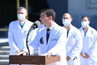 Trump, internado por Covid-19, está ‘muy bien’ y no ha tenido fiebre, dice su médico