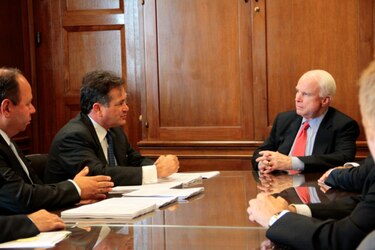 Navarro se reúne con John McCain