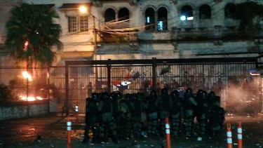 Piedras, botellas y candela en protestas contra reformas constitucionales en la Asamblea 