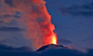 Volcán en Kamchatka escupe cenizas a 10.5 kilómetros de altura