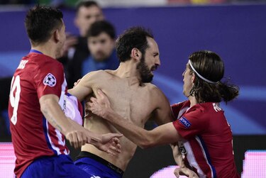 Atlético supera al PSV en los penaltis y avanza