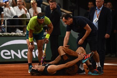 Nadal pasa a la final de Roland Garros tras el abandono por lesión de Zverev